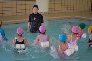 小吹運動公園屋内プール　ちびっこ水なれ水泳教室（３歳児）